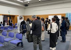 説明を聞いている様子の写真