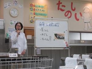 宮島学園の給食指導の様子