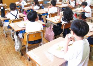 大野西小学校の給食時間の様子