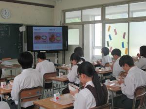 佐伯中学校の給食時間の様子