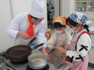 マンゴープリンを作っている様子