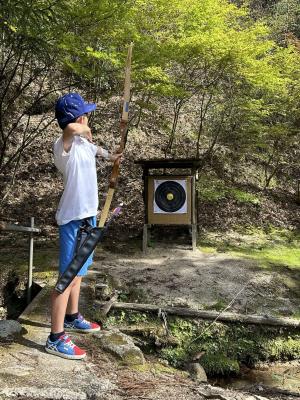 アーチェリーをする少年