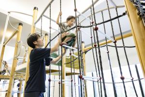 まるくる大野の遊具で遊ぶ様子