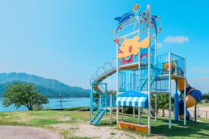 やまだ屋もみじファミリーパークの遊具と遠景の写真
