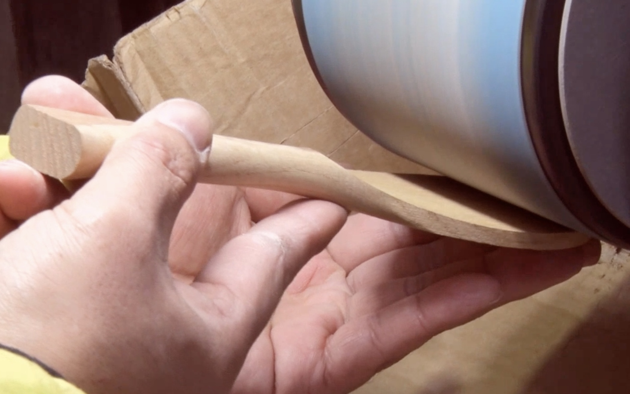 しゃくしをさくせいしているしゃしん