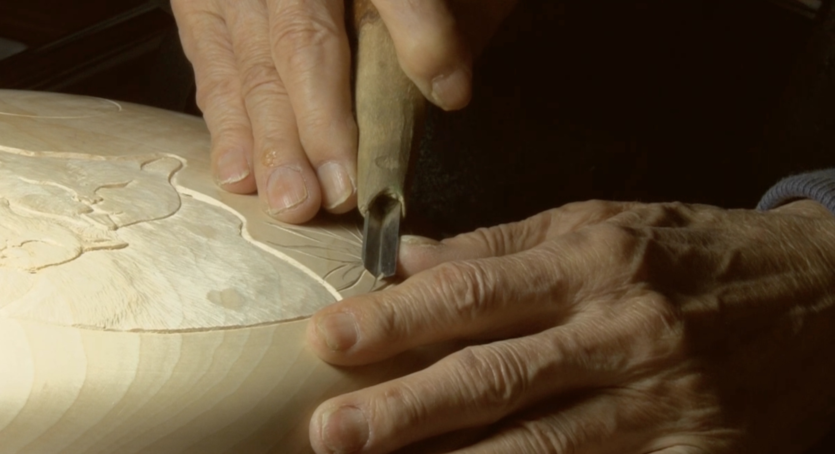 宮島彫作成中の写真