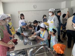 お米を研いでいる様子