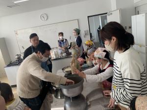 お米を研いでいる様子1