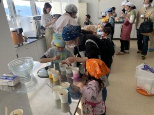 お味噌汁を作っているようす