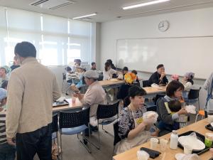 おむすびを食べている様子