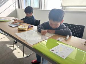 プリントをやっているこども