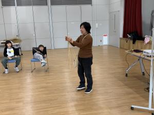 教えてくださる中丸さん