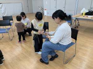 わらを編んでいる様子