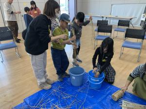 わらを水につけてやわらかくしている様子