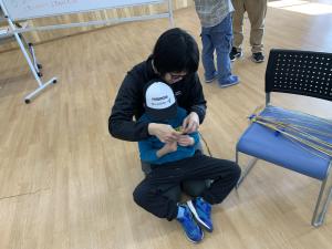 わらを結んでいる様子