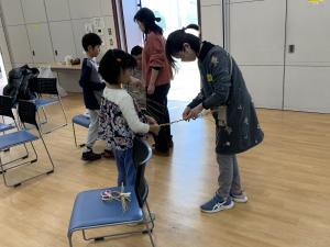 親子でわらを編んでいる様子