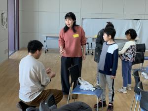 家族でわらを編んでいる様子