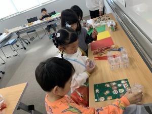 こどもたちが材料を選んでいる様子