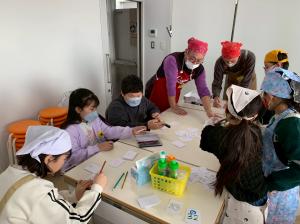 受付カードを準備している様子