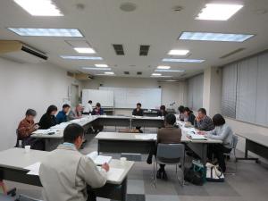 第2期協働によるまちづくり推進計画（案）を審議している様子
