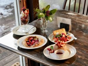 もりもり苺のフルーツパフェ はつかいち苺のジューシーピザ あつあつ苺の丸パンランチ ゴロゴロ苺のケーキセット