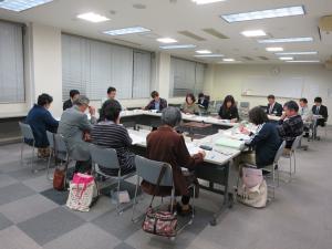 協働によるまちづくり推進計画（第2期計画案）を審議している様子
