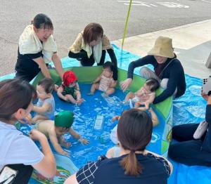 プールで遊んでいる様子