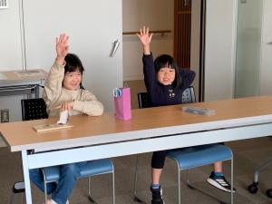 手を挙げて発表している様子