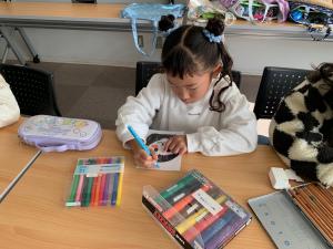 自分の似顔絵を描いている様子