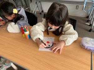 自分の似顔絵を描いている様子