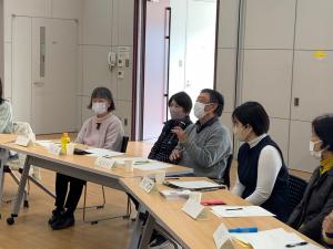 参加者が発言している様子