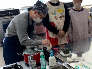 おかゆをすりつぶしている様子