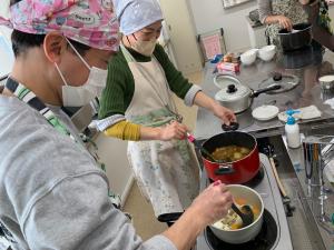 スープを作っている様子