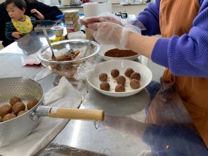 さつまいもトリュフを作っている様子