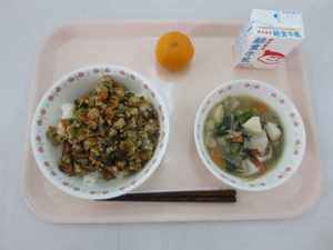 佐伯中学校の給食写真