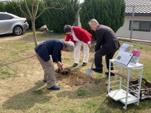 説明板設置の様子