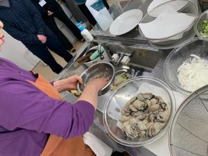 かきを調理している様子