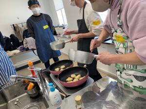 参加者の調理の様子