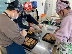 調理（ミートトースト）の様子