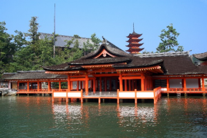 海に浮かぶ嚴島神社社殿