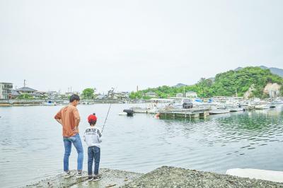 なぎな海、島で釣りを楽しむ親子