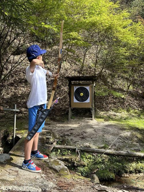 アーチェリーをする少年