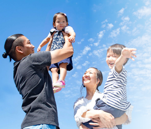 空き家バンクの看板家族写真
