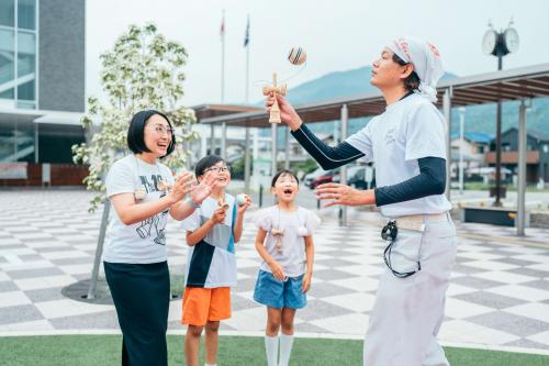 なぎな海・島看板家族写真